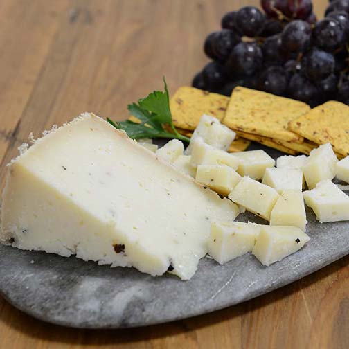 عجلة جبن حليب الأغنام مع فطر الكمأة