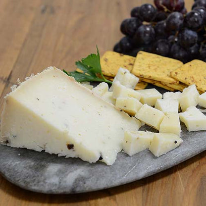 عجلة جبن حليب الأغنام مع فطر الكمأة